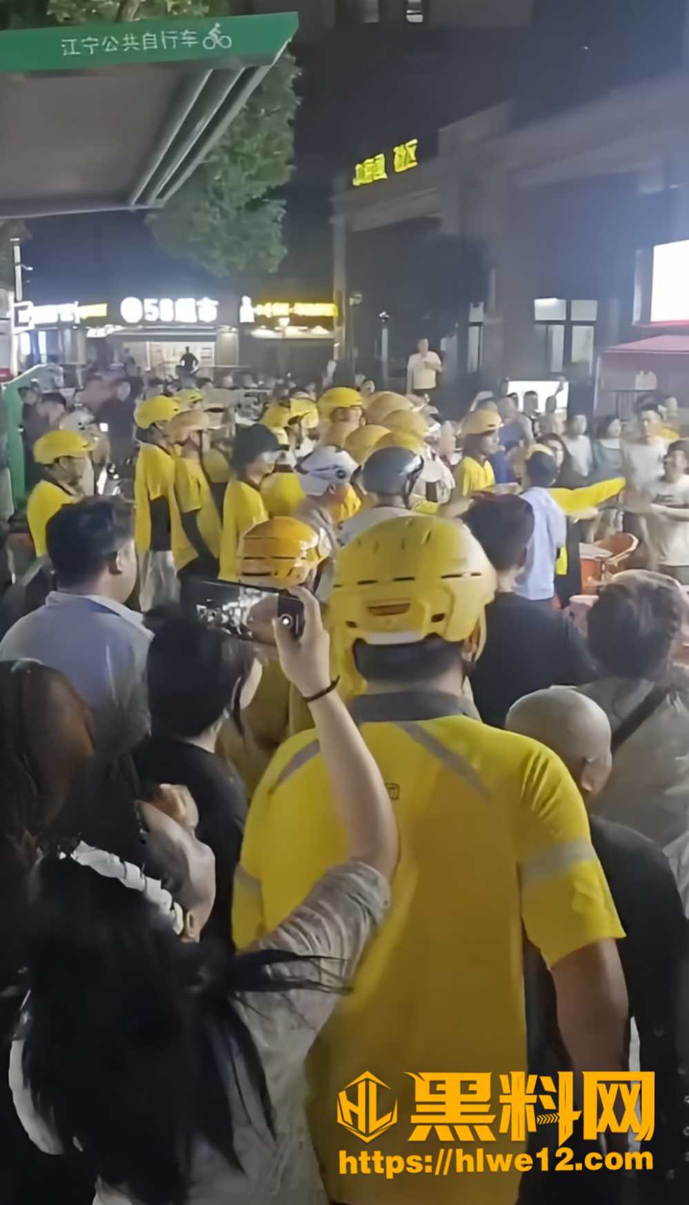 烧烤店老板殴打外卖小哥4