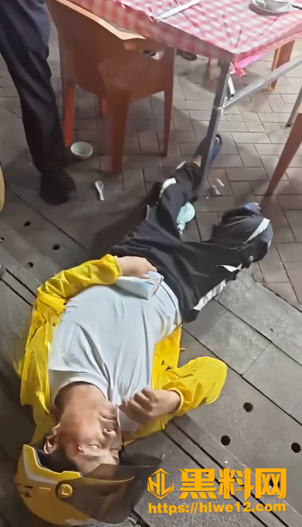 烧烤店老板殴打外卖小哥5