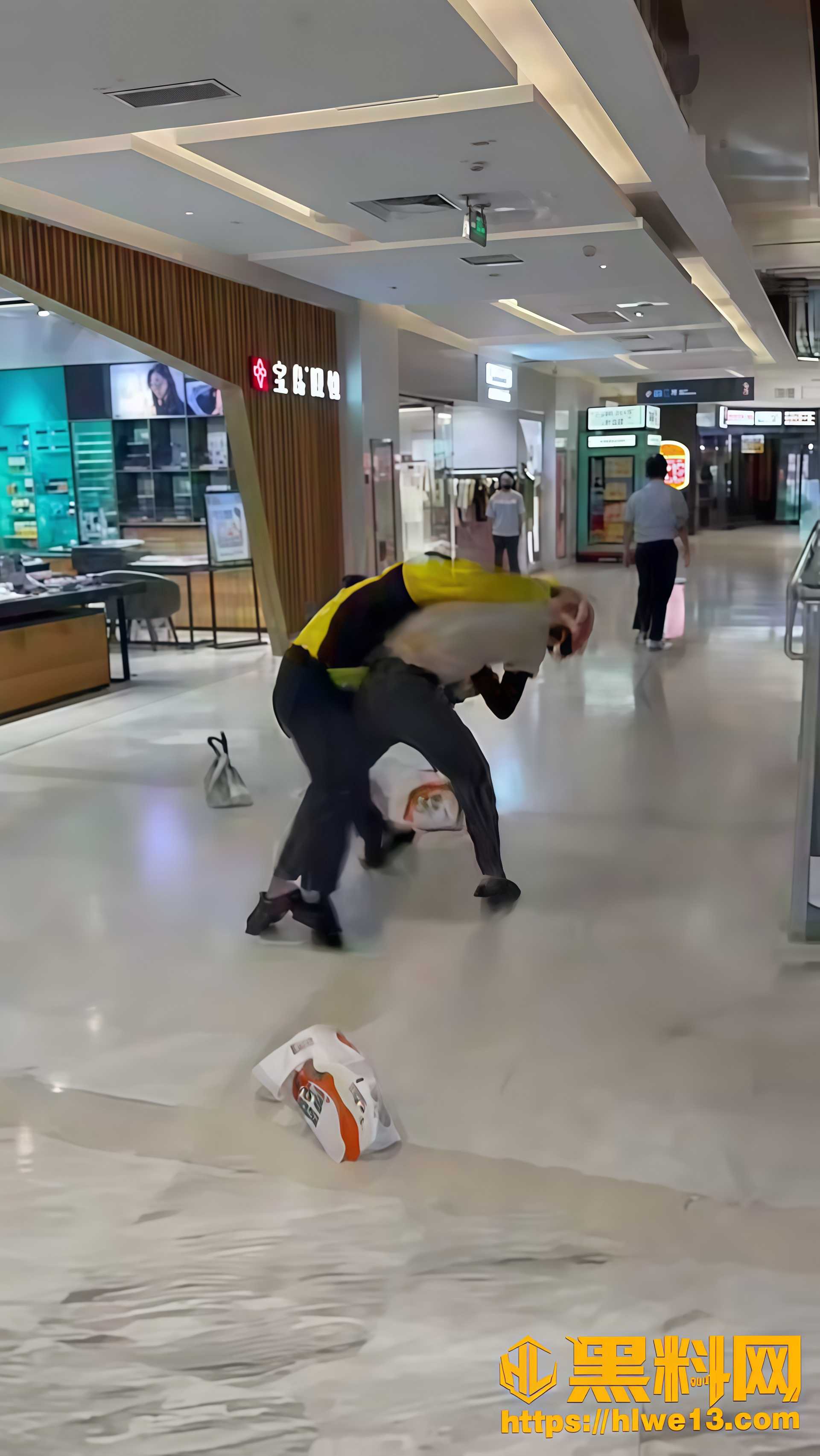 外卖小哥飞毛腿互打