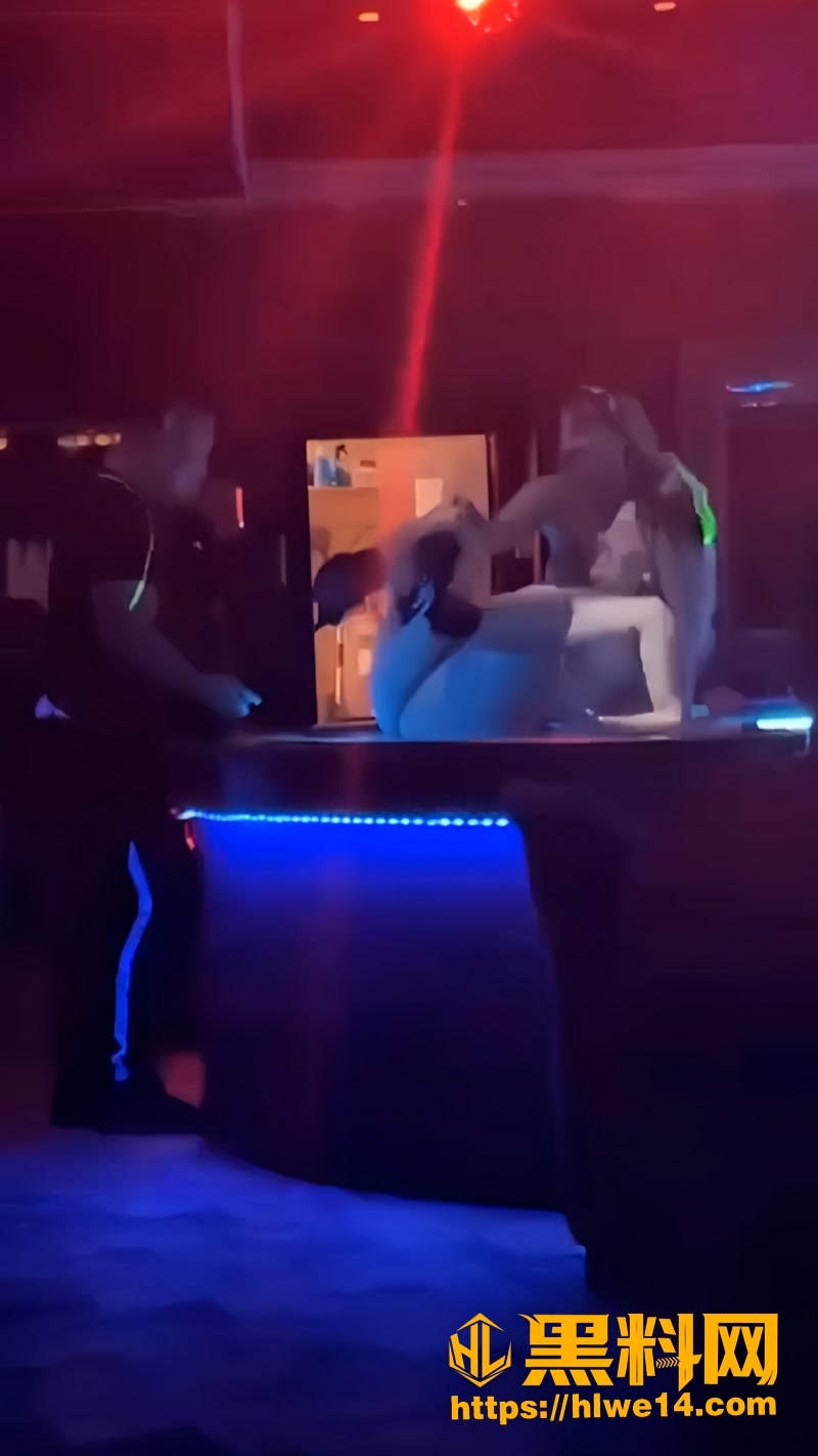 02奥斯汀酒吧美女全裸互动1 2wm