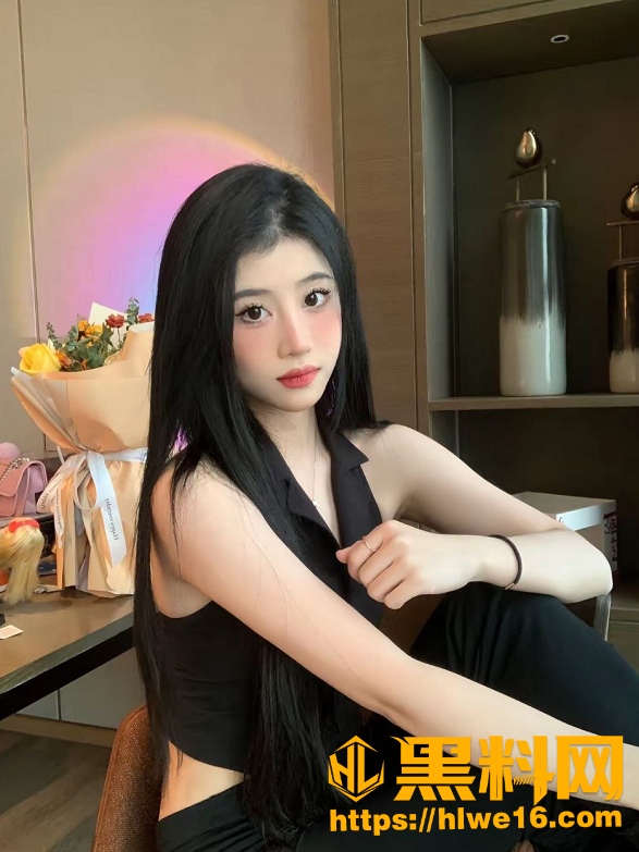 陈佳鑫跪地深喉大鸡巴