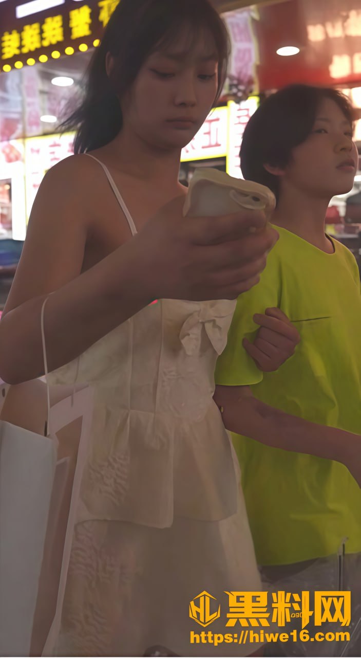 偷拍白裙美女裙底风光2