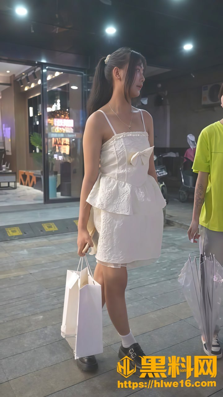 抄底偷拍白裙美女3