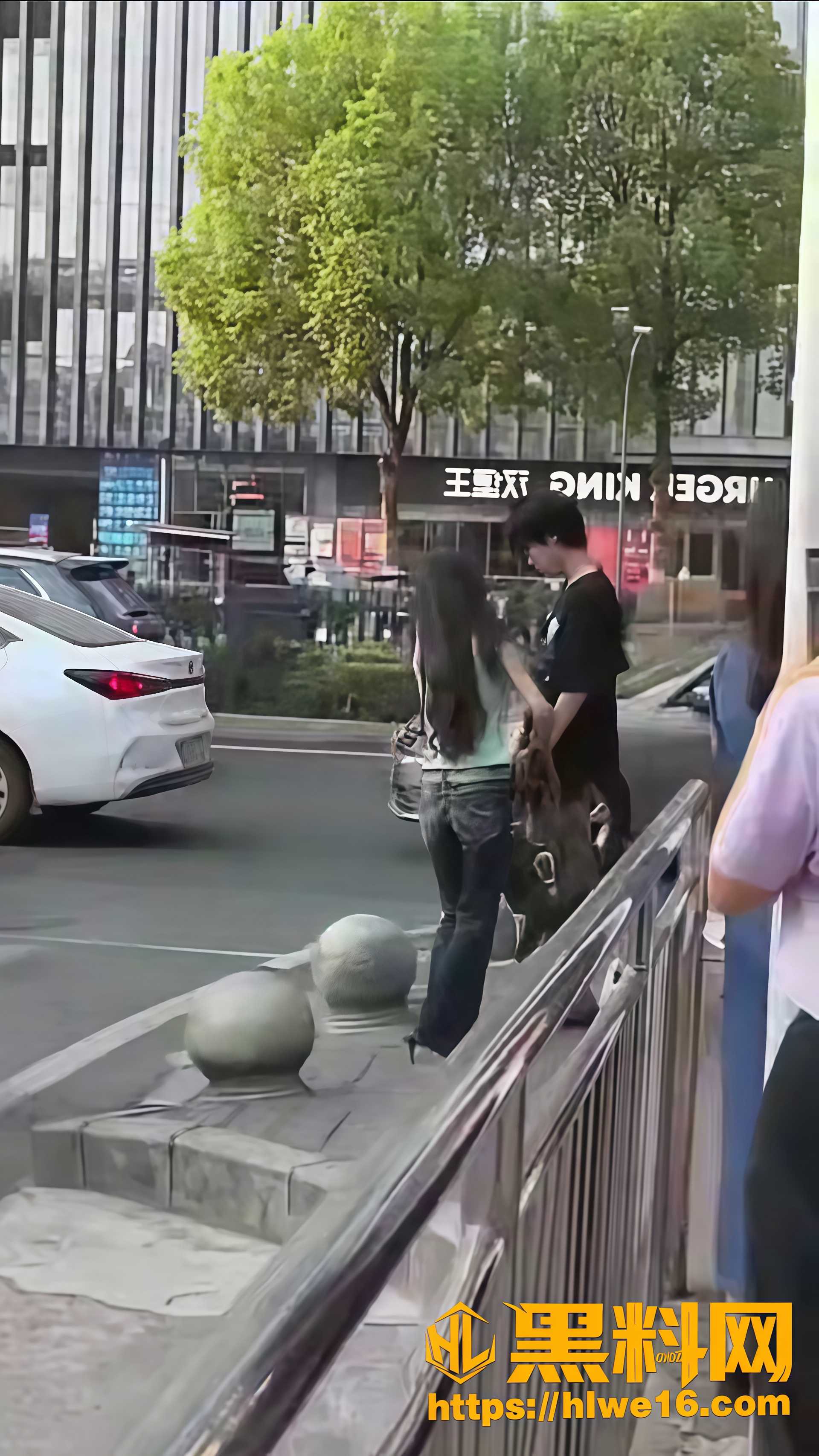 街头出轨被抓现场