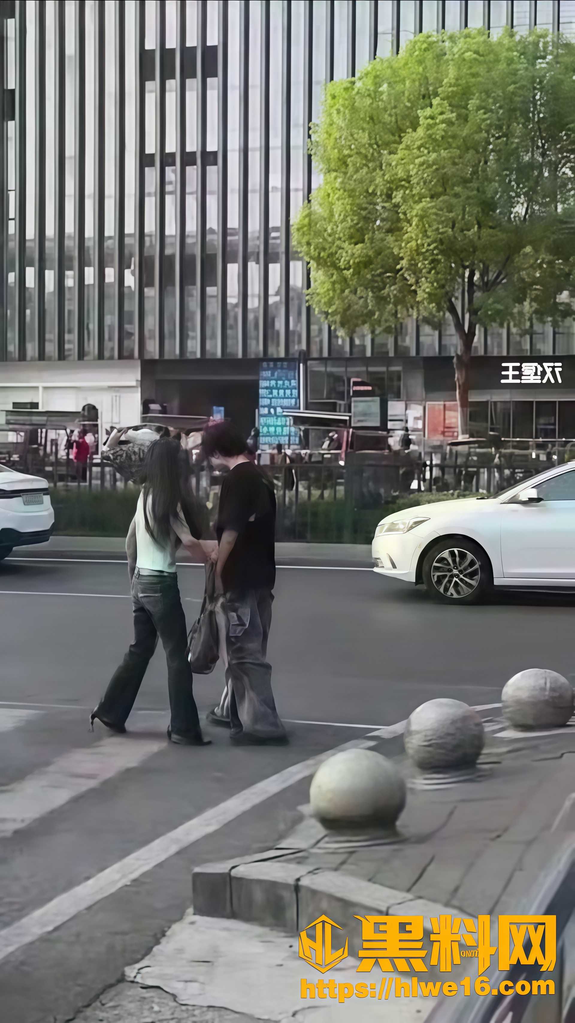 长发美人怒扇渣男