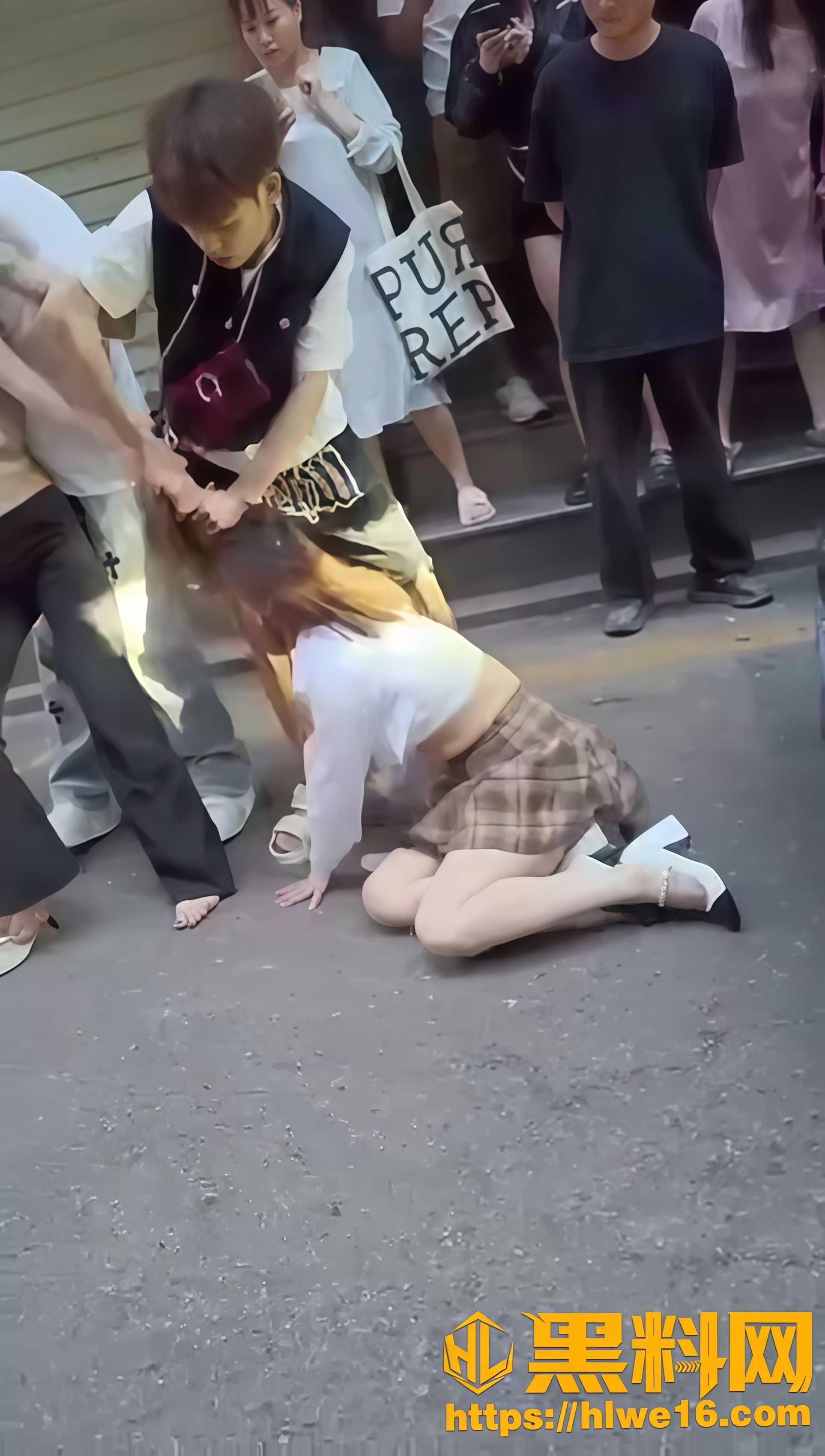 原配小三当街互殴