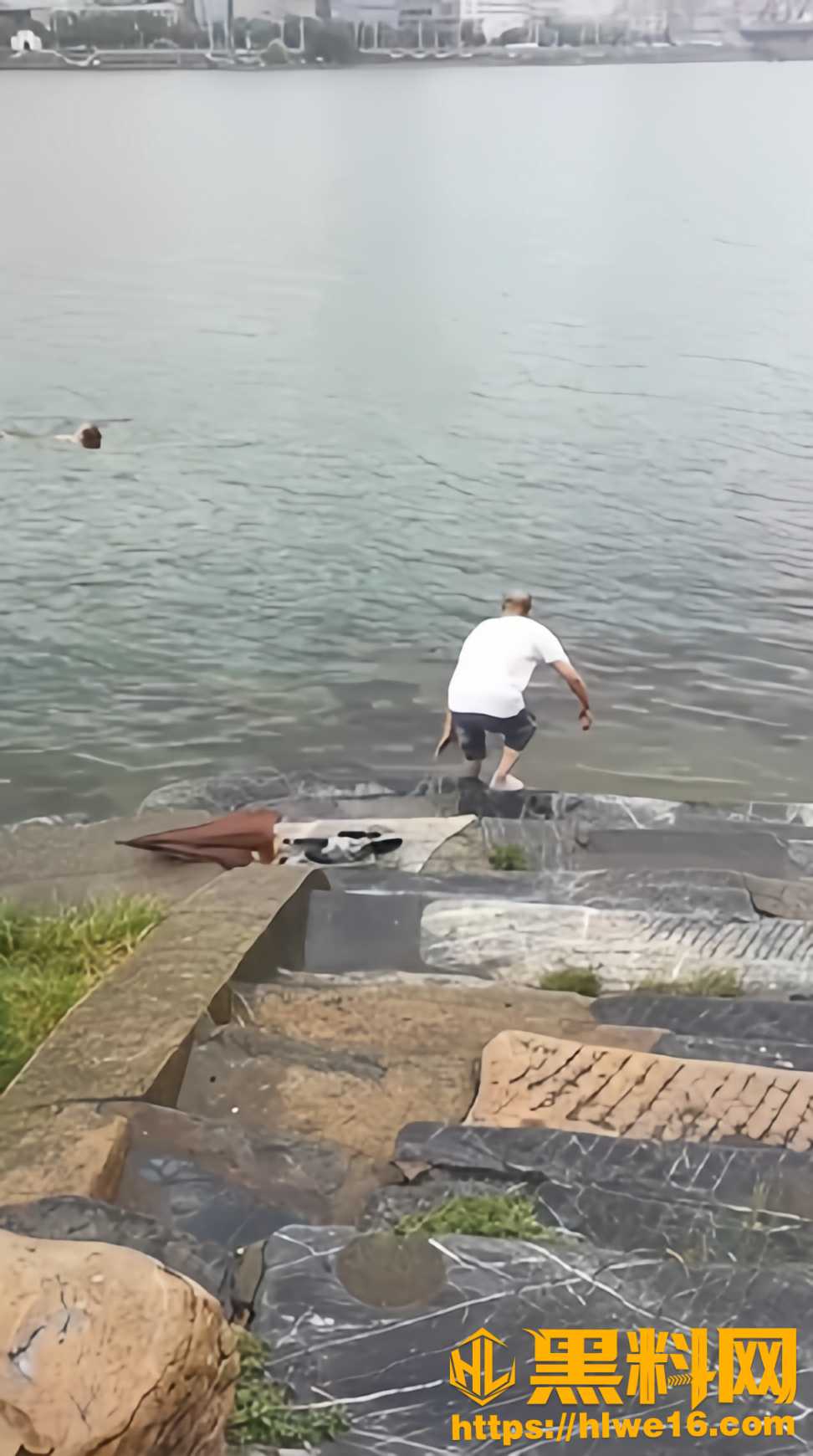 湖北襄阳大爷水中救援1