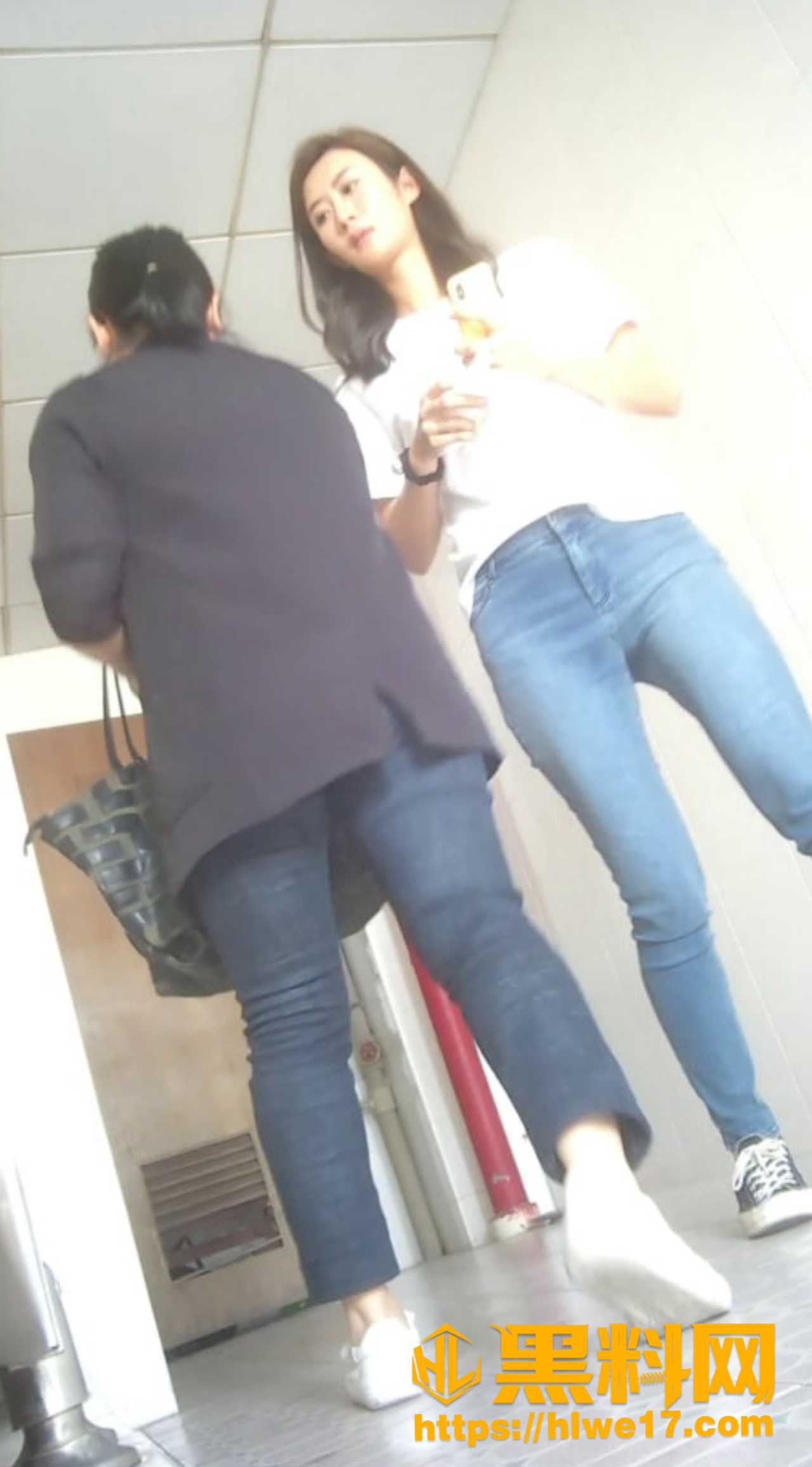 美女露脸放尿视频