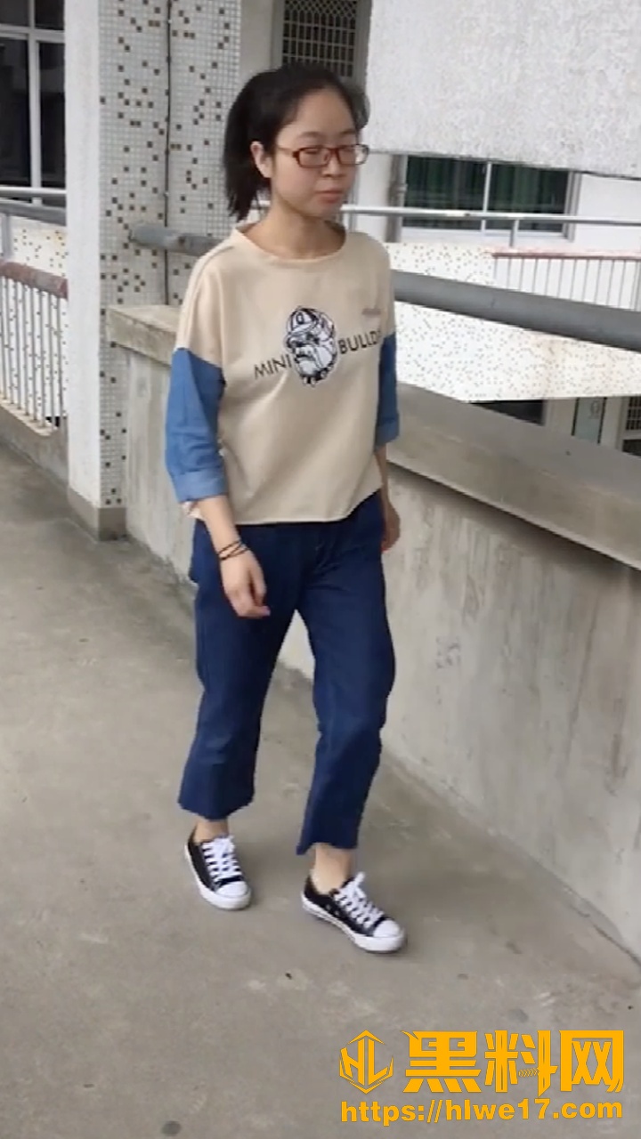 偷拍女大学生放尿1