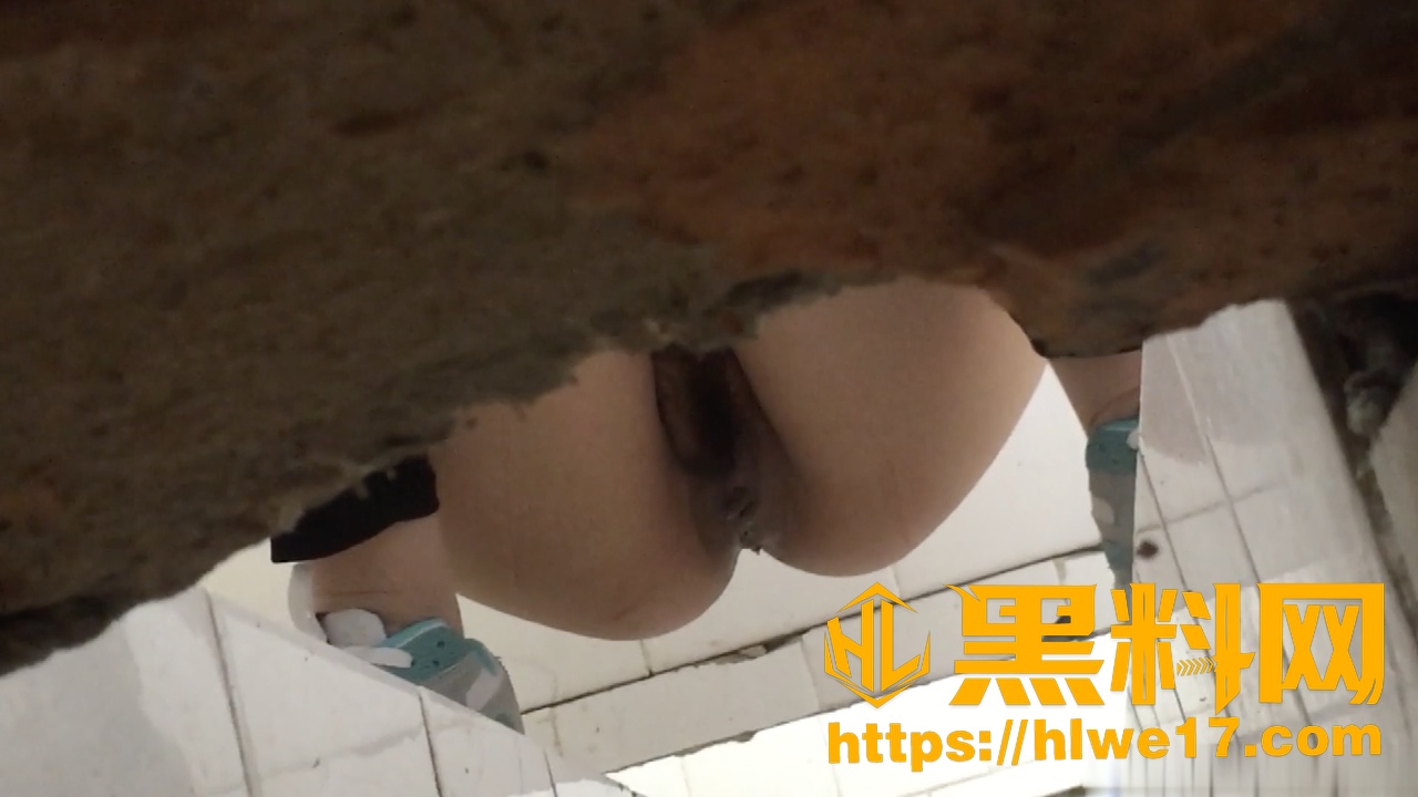 学校女厕偷拍4
