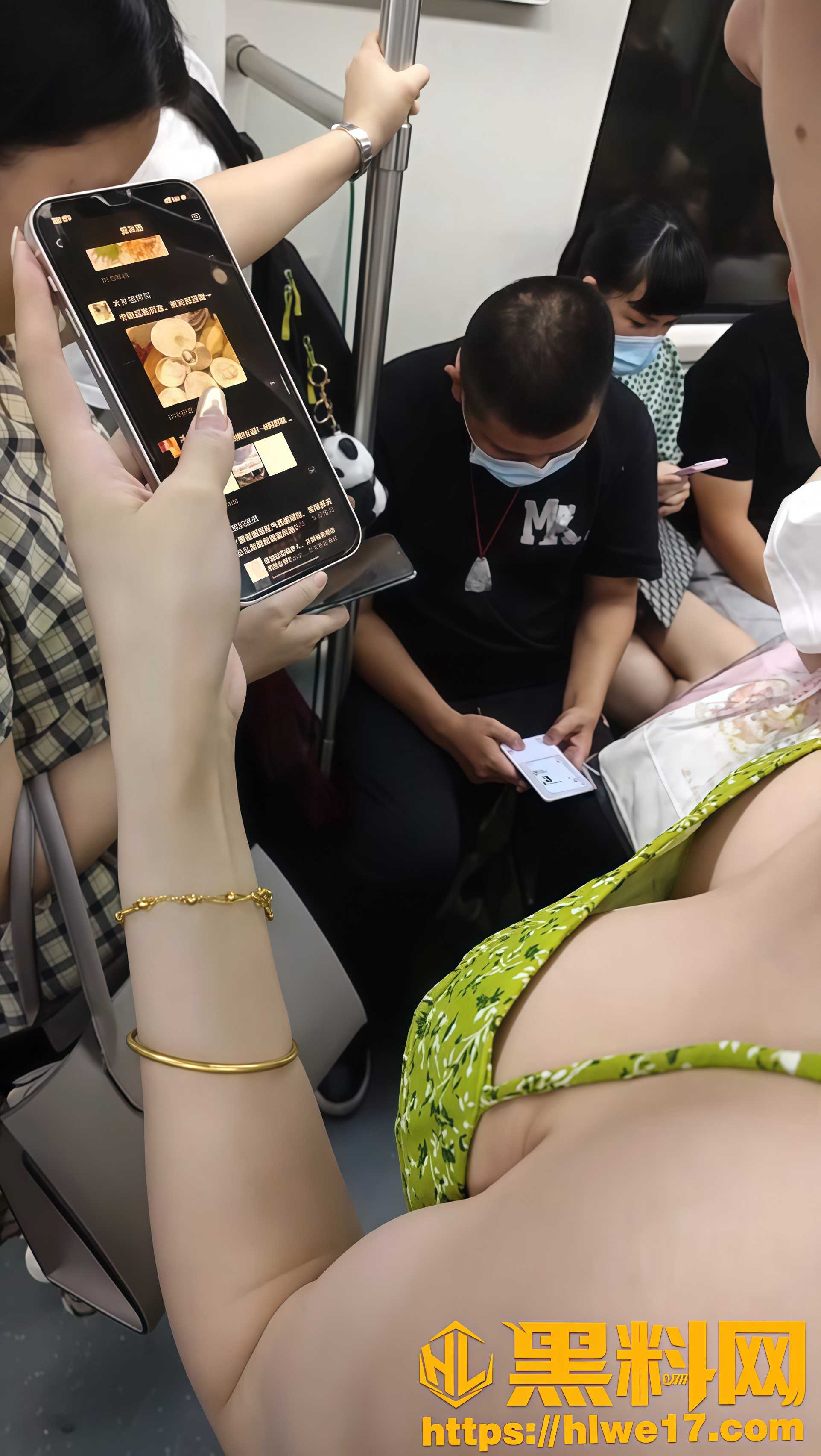 地铁偷拍丰满美女