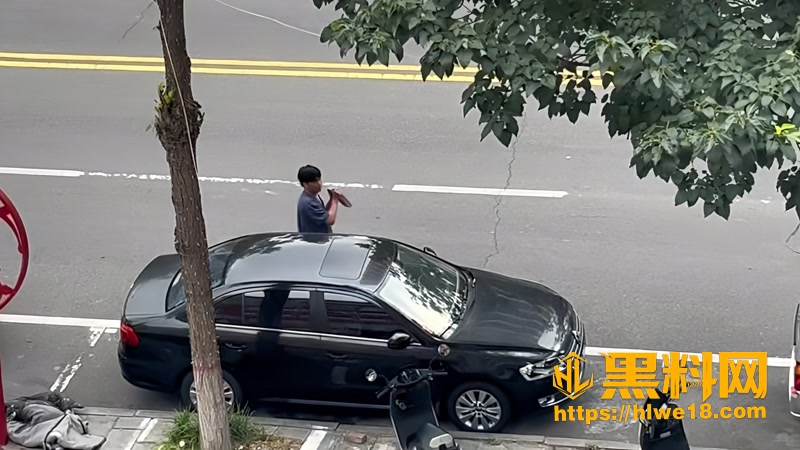 01天津男子街头砸车冲突1 1wm