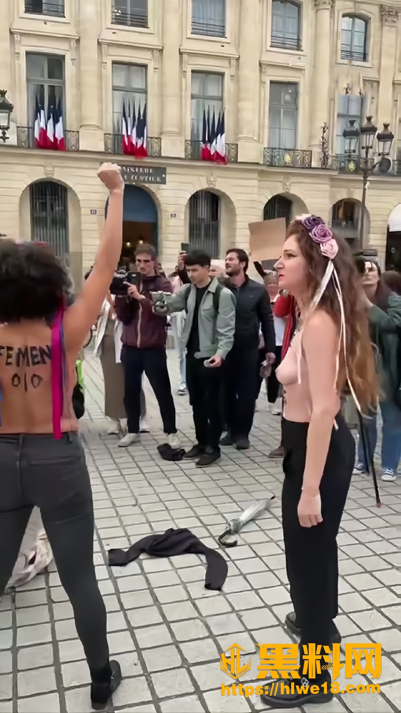 06Femen1 6wm