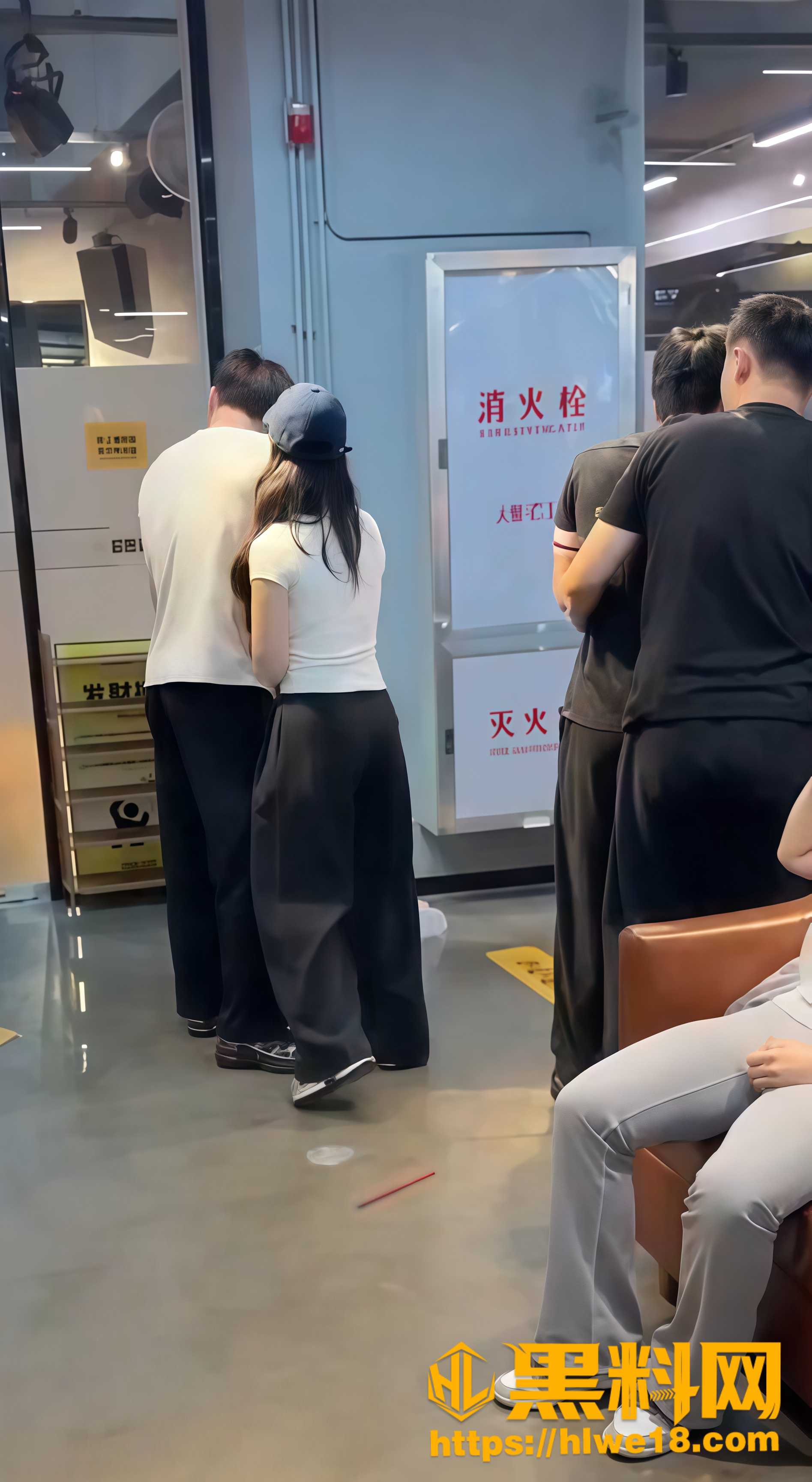 脚踏两只船翻车事件