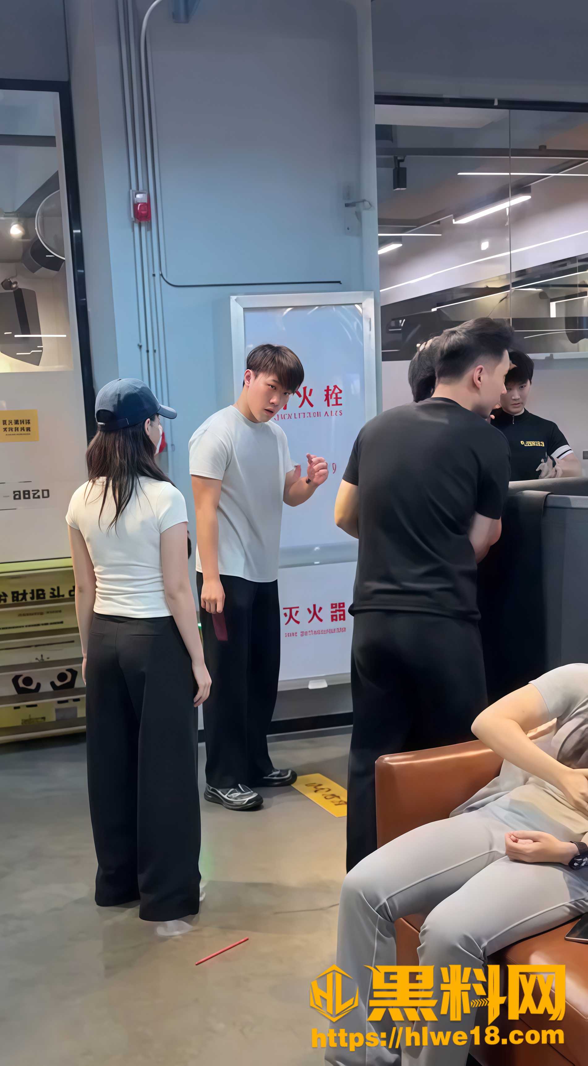 脚踏两只船翻车视频