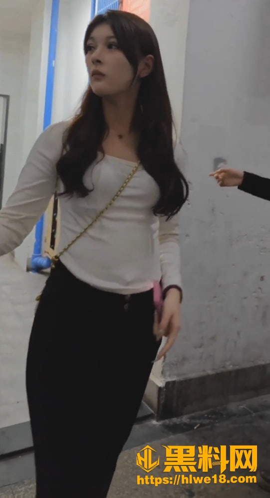 美女厕所尿尿视频