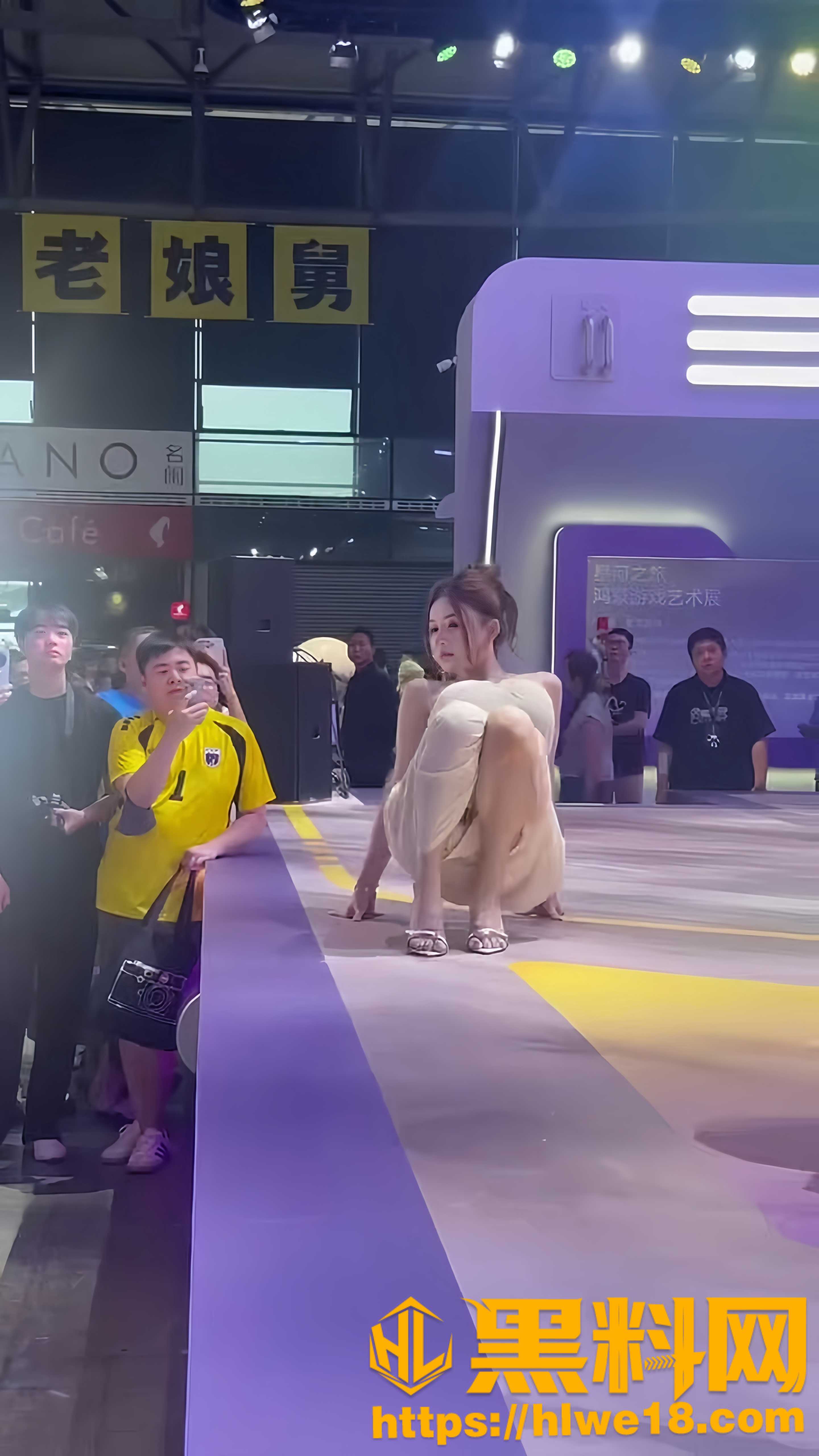 车展女模特大尺度表演3